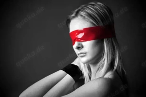 Neue Erfahrung - offene Frau für Vergnügung mit Augenbinde