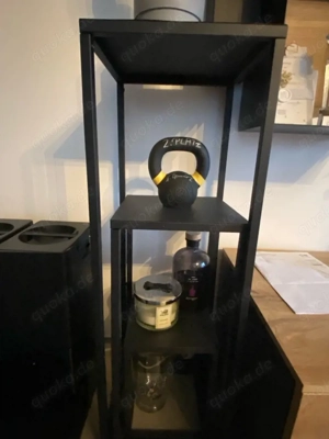 Schwarze Metallregale 