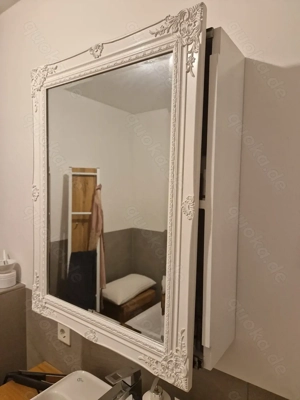 Spiegelschrank mit Stuckdekor