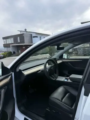 Tesla Model Y Model Y Long Range Dual Motor AWD Bild 4