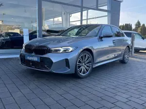 BMW 320 i M Sportpak. AHK°ACC Ad.LED°elSitze+M*18M