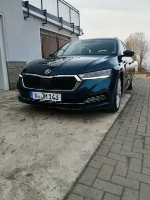 Skoda Octavia Combi 2.0 TDI DSG First Edition Bild 2