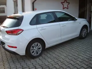 Hyundai i30 i30 1.5 Pure 1,5 Vierzylinder 110PS Bild 3