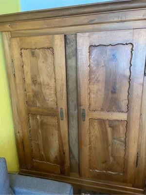 Antiker Bauernschrank nussbaum - Familienerbstück