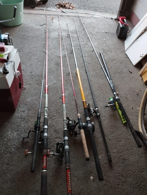 Ruten, Rollen , Schirm mit Seitenwand , Raucherofen, Karpfen , Wels und sehr vieles neues Zubehör 