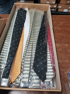 Konvolut von 100 Krawatten aus 100 % Seide, hergestellt in Italien.