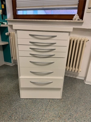 Schränke,  Regale, Stühle etc aus Praxisaufgabe Bild 6