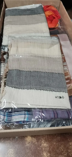 Konvolut von 60 Seiden- und Seidenmischtüchern