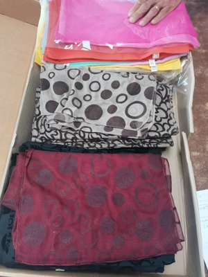 Konvolut mit 100 Unisex-Polyesterschals für Damen und Herren.