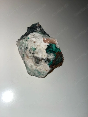 Mineralcluster aus Malachit auf Calcit Bild 2