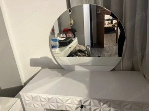 Schminktisch mit grossen runden Spiegel