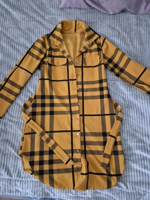 Gelbes Karo-Hemdkleid mit schwarzem