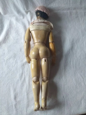 Alte Puppe zum Restaurieren. Marke zum Identifizieren