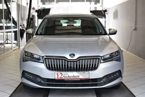 Skoda Superb Combi 2.0TDI Style DSG*AHK*LED*SHZ*PDC Bild 2