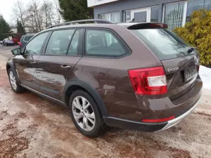Skoda Octavia Combi Scout 4x4 *1. Hand+STH+Xenon+Navi* Bild 4