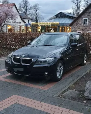 BMW 320 320i mit Volllederausstattung und Automatik