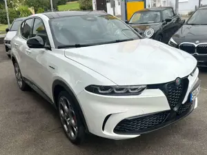 Alfa Romeo Tonale Veloce Plug-In-Hybrid AWD Panoramaglasdach 20"Rad Bild 2