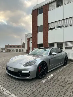 Porsche Panamera 4S Exclusive Chrono Rot Bild 3