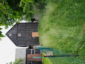 Scheune mit Wiese und Haus