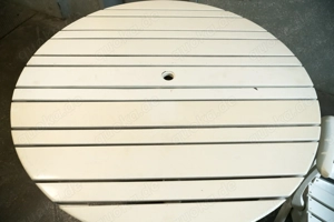 Weißer Gartentisch mit 4 Stühlen u. 2 Fußablagen von TRICONFORT Bild 4