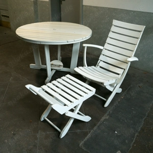 Weißer Gartentisch mit 4 Stühlen u. 2 Fußablagen von TRICONFORT