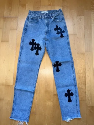 Jeans blau mit schwarzen Kreuzen Vintage Größe 34