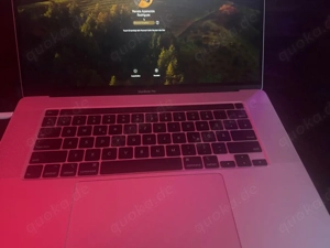 arbeite mit Computer,helfer