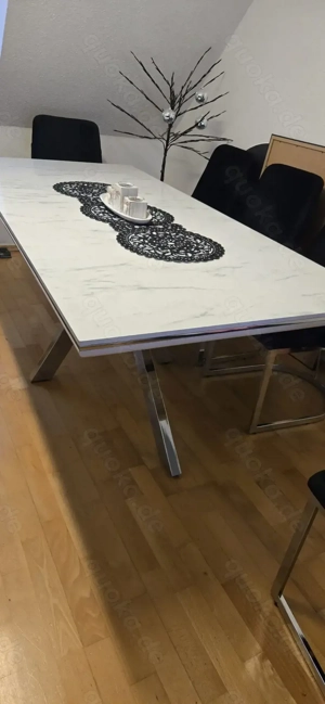 Esstisch in Marmor-Optik