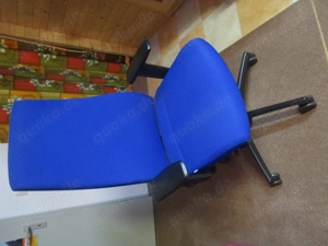 Bürodrehstuhl blau von der Marke Interstuhl