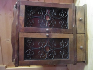 Holzwandschränkchen