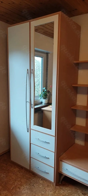 Kompakter hoher Kleiderschrank