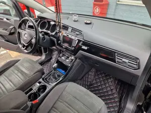 Volkswagen Touran 2.0 TDI SCR (BlueMotion Technology) DSG Highline Bild 4