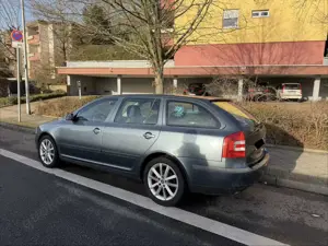 Skoda Octavia Combi 1.6 FSI Automatik TÜV 02/27 Bild 4
