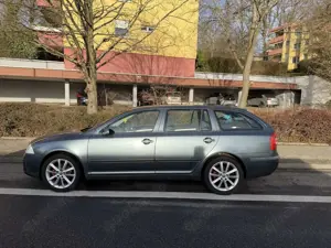 Skoda Octavia Combi 1.6 FSI Automatik TÜV 02/27 Bild 3