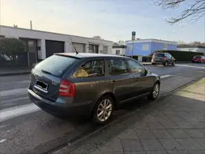 Skoda Octavia Combi 1.6 FSI Automatik TÜV 02/27 Bild 5