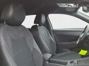 Volkswagen T-Roc R-Line 1.5 l eTSI AHK*NAVI*RFK*IQ.LIGHT*5J Bild 4