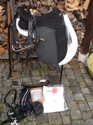Reitsattel Dressursattel Sitzgröße 17 Zoll mit  KW 30 mit viel Zubehör 