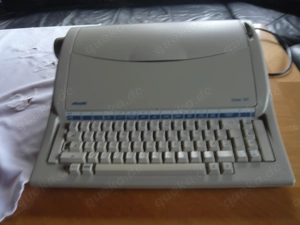 Schreibmaschinen, antike Modelle verschiedener Art