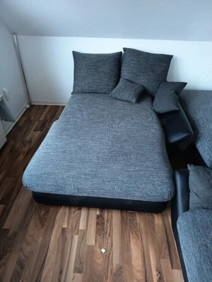 Große graue Eckcouch mit Ottoman und Kissen und Tisch  Bild 5