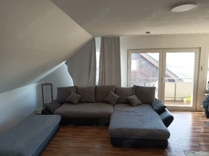 Große graue Eckcouch mit Ottoman und Kissen und Tisch 