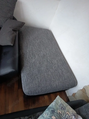 Große graue Eckcouch mit Ottoman und Kissen und Tisch  Bild 3
