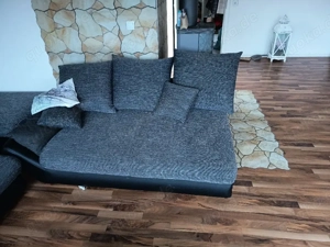 Große graue Eckcouch mit Ottoman und Kissen und Tisch  Bild 2