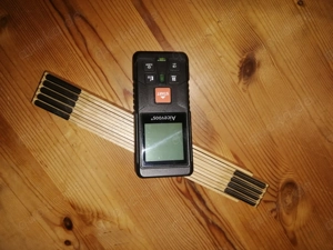 Einfacher Baulaser mit Zollstock für Einfache Raumvermessung (Reichweiter 25m)