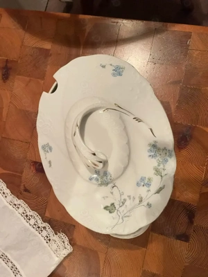 Antike Terrine weißes Porzellan, aufwändig geprägt und bemalt, Topzustand