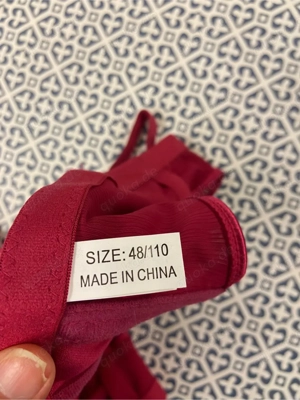 Rote Bh mit dekorativer Schnürungung vorne