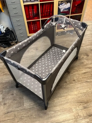 Kinderreisebett grau mit Sternen und Spielbogenq