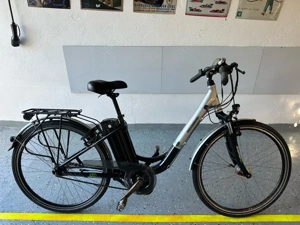 Top E-Bike mit Tiefeinstieg, digitalem Display