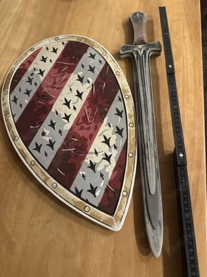 Ritterschild und Schwert aus Schaumstoff