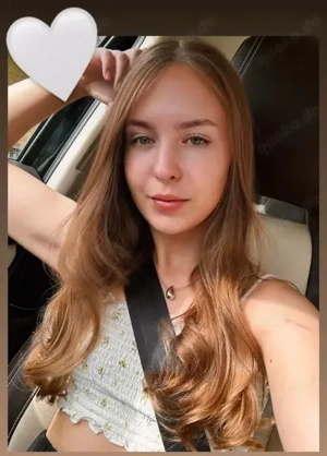 Sympathische Girlfriend Vibes Bilder & Videos Dom-Goth Style und mehr   