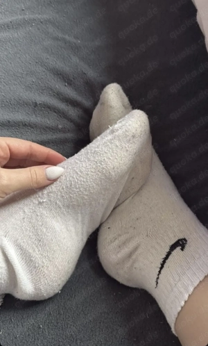 Weiße getragene Nike Socken 